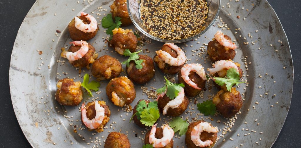 Friterade räkbollar serverade med koriander och het sesamdipp