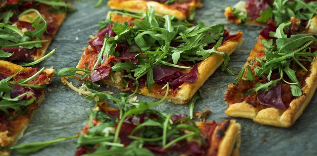 Smördegspizza med bresaola och gorgonzola