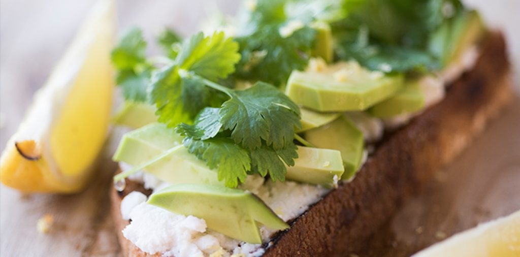 Surdegsbröd med avokado, koriander och getost