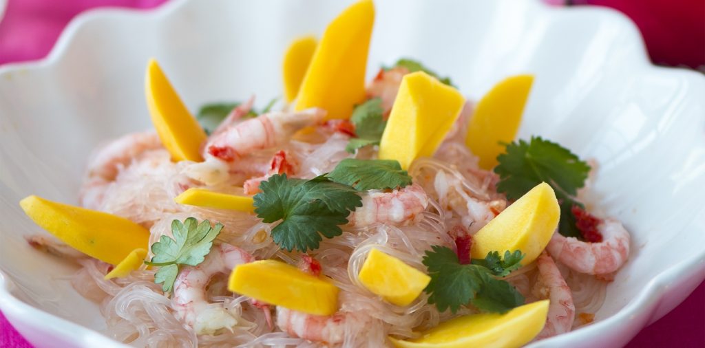 Glasnudelsallad med mango och räkor