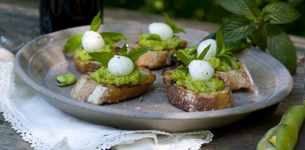 Bondbönsbruschetta med minimozzarella