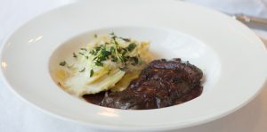 Bild: Rådjursfilé med potatis- och jordärtskocksgratäng samt portvinssås