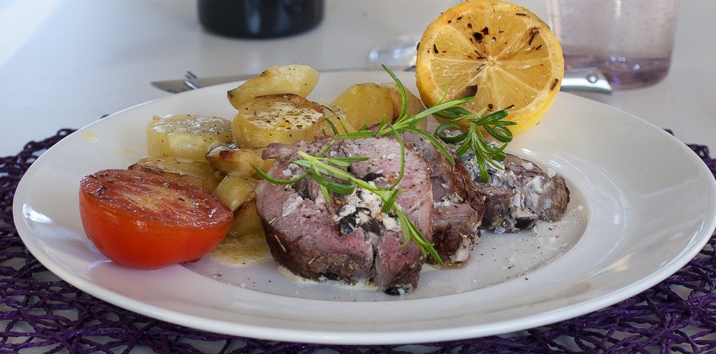 Chèvre- och olivfylld lammstek