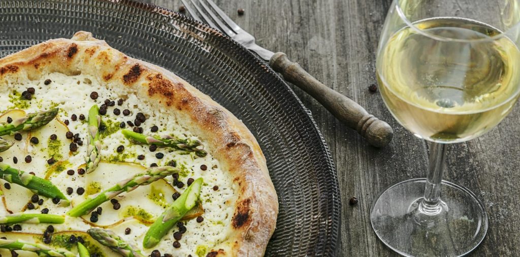 Vit pizza med sparris, belugalinser och krasse