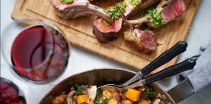 Bild: Lammstek med ljummen gnocchisallad, picklad pumpa och gremolata