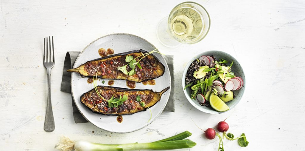Grillad aubergine med misoglasyr och quinoasallad
