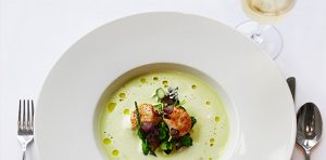 Bild: Grillad pilgrimsmussla ”Ninon”, champagne och krasse