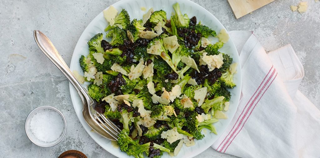 Sallad med broccoli västerbottenost och katrinplommonvinägrett