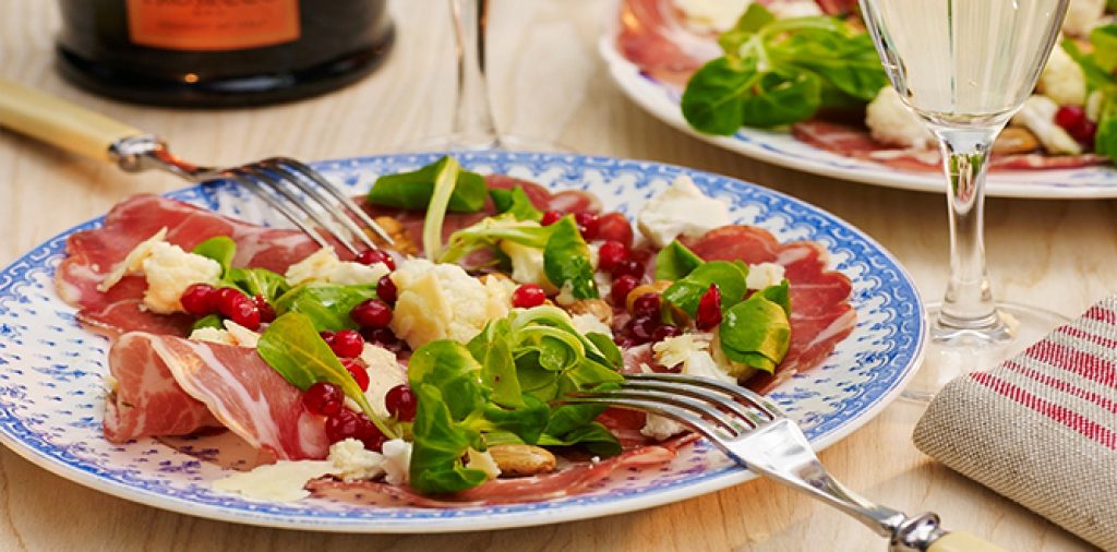 Sallad med coppa, rostade nötter, blomkål, lingonvinägrett och prästost