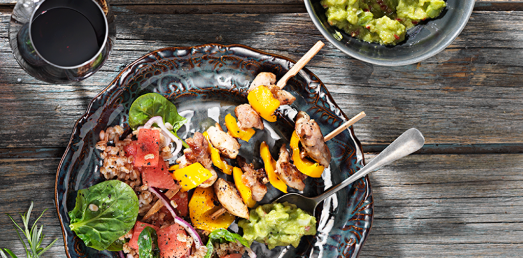 Kycklingspett med sriracha och matvetesallad med melon och avokadokräm