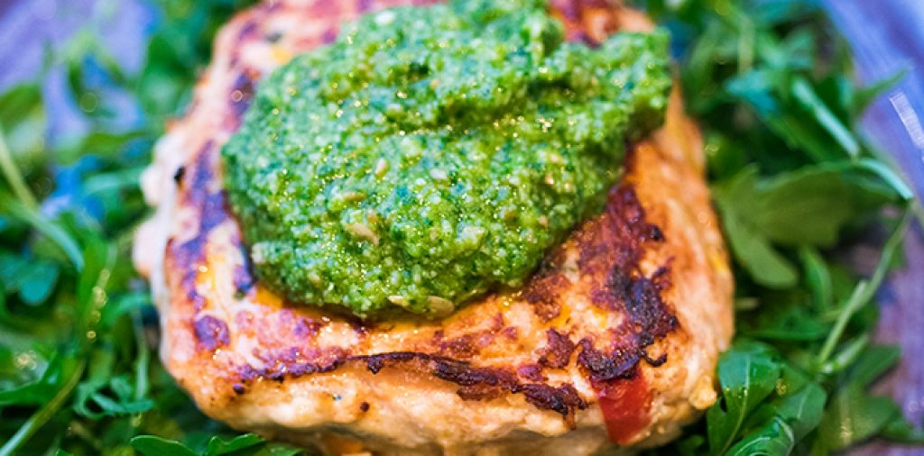 Laxburgare med parmesanpesto