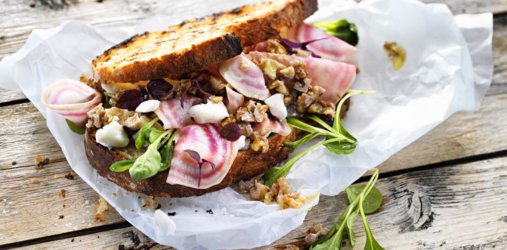 Smörgås med chèvre och polkabetor med valnötsvinägrett