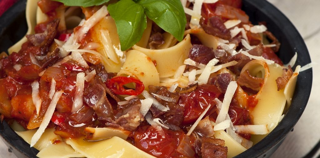 Pasta med stark tomatsås och pancetta