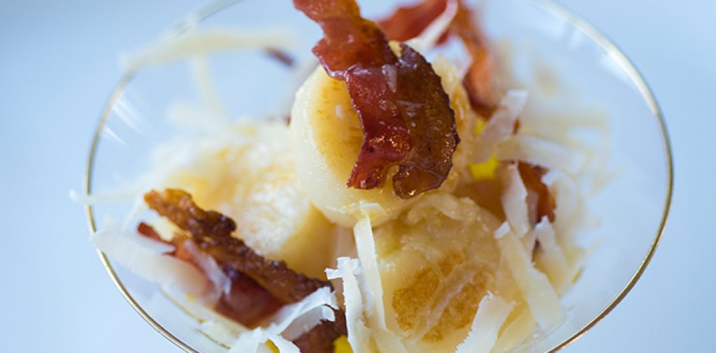 Pilgrimsmusslor med citron vinaigrette, bacon & parmesan