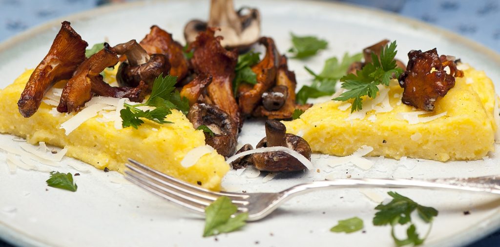 Polenta med vitlöksfräst svamp