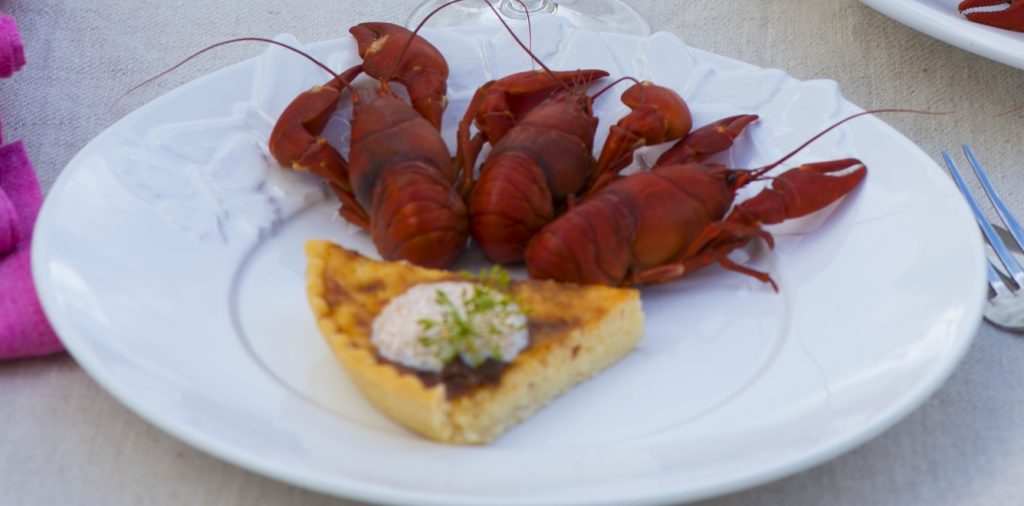 Västerbottenpaj med löjromsyoghurt och färska kräftor