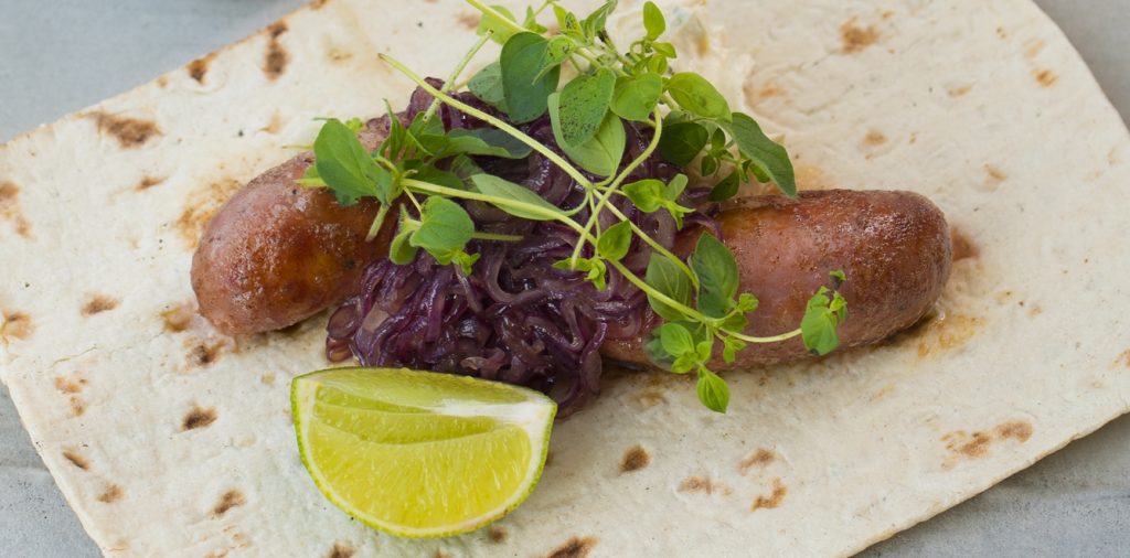 Grillad salsiccia i tunnbrödrulle