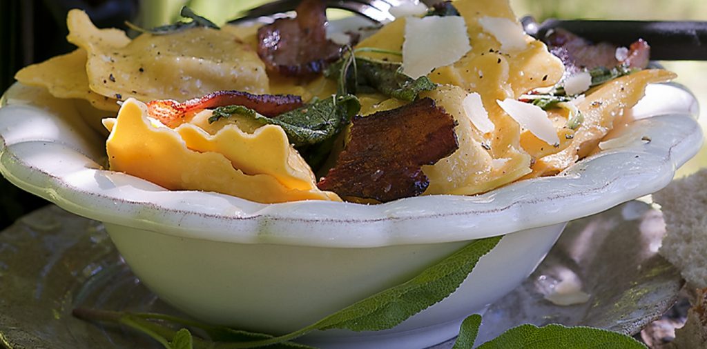 Ravioli med salviasmör och sidfläsk
