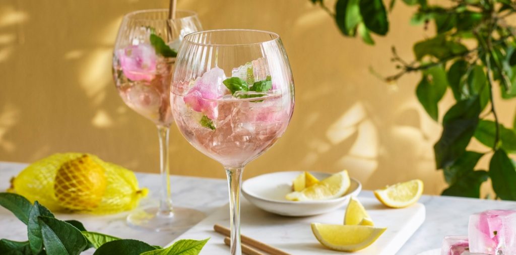 Roséspritz med fläder och basilika