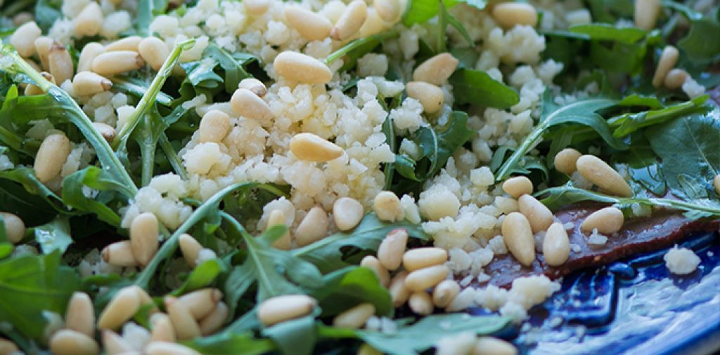 Rostbiff med ruccola och parmesantäcke