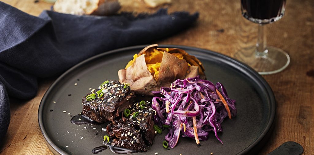 Långkokt srirachaglaserad högrev med bakad sötpotatis