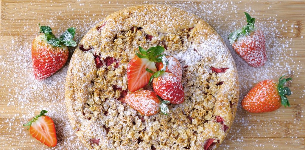Seg jordgubbskaka med frasig topping