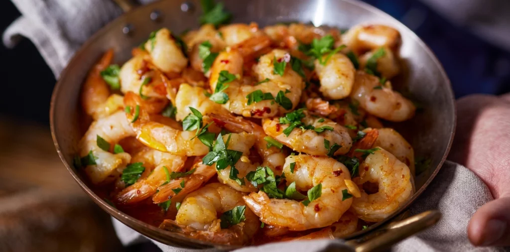 Gambas al ajillo – stekta vitlöksräkor med chili och hackad persilja serverade i panna