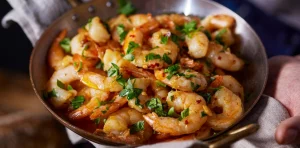 Gambas al ajillo – stekta vitlöksräkor med chili och hackad persilja serverade i panna