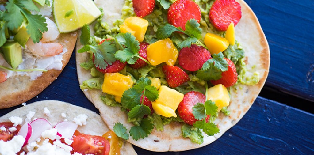 Tortilla med avokado, mango och jordgubb