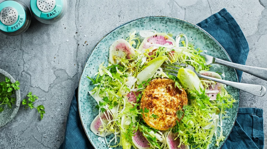 Frasigt Panerad Chèvre Chaud med Frisésallad