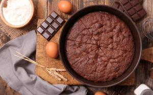 Vegansk saffranskladdkaka i springform, pudrad med florsocker
