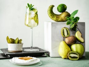 Bild: Vit sangria med gröna frukter och lime