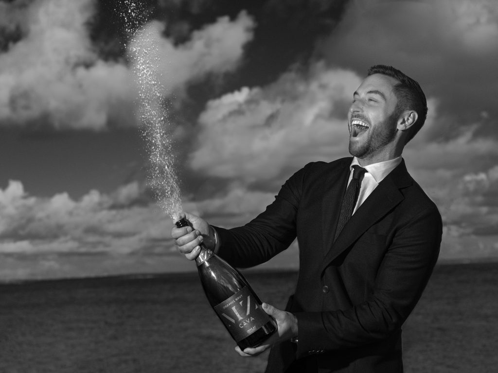Efter succén med Hola MZ Cava by Måns Zelmerlöw – nu kommer det STORA vinet i magnumbutelj.