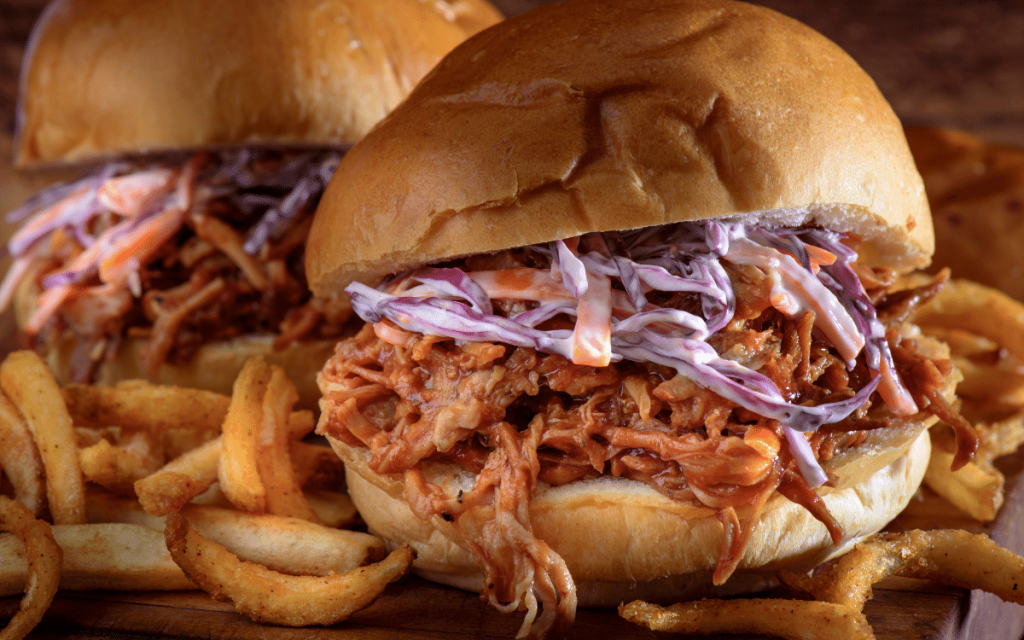 En smakrik måltid med pulled pork och bröd