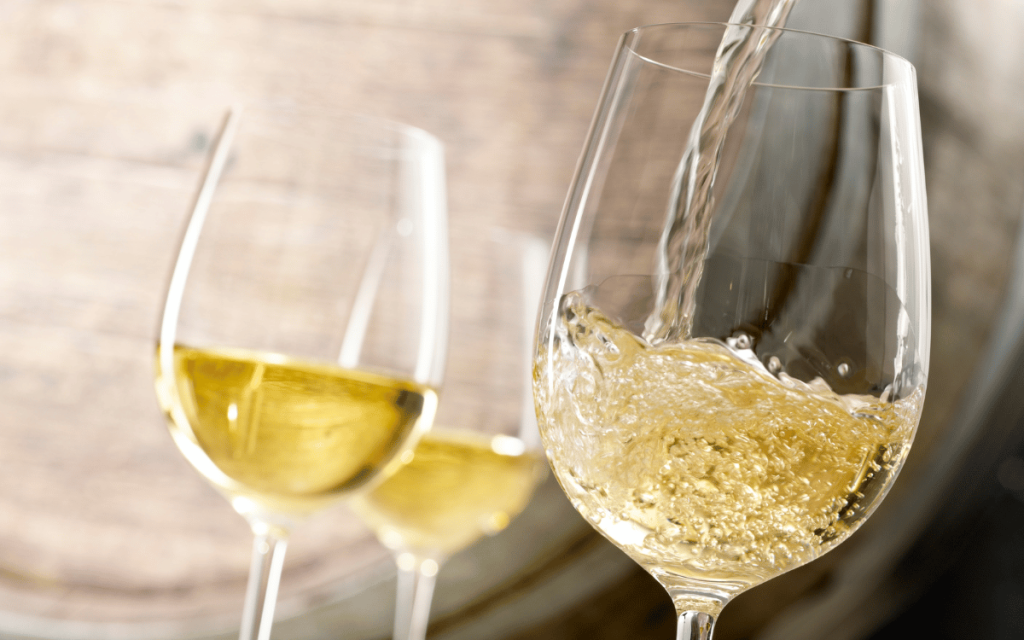 Vitt vin och fruktsoda till fördrink