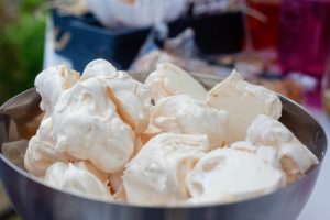 Veganska maränger på kikärtsspad på en plåt