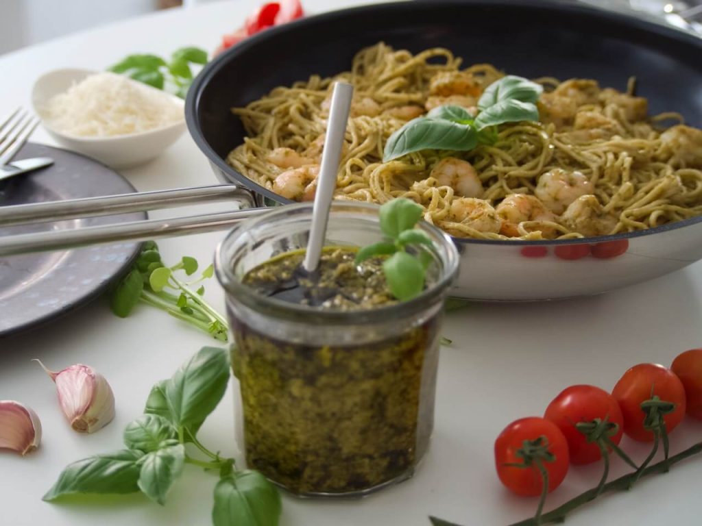 Pastasallad med räkor och kräftstjärtar
