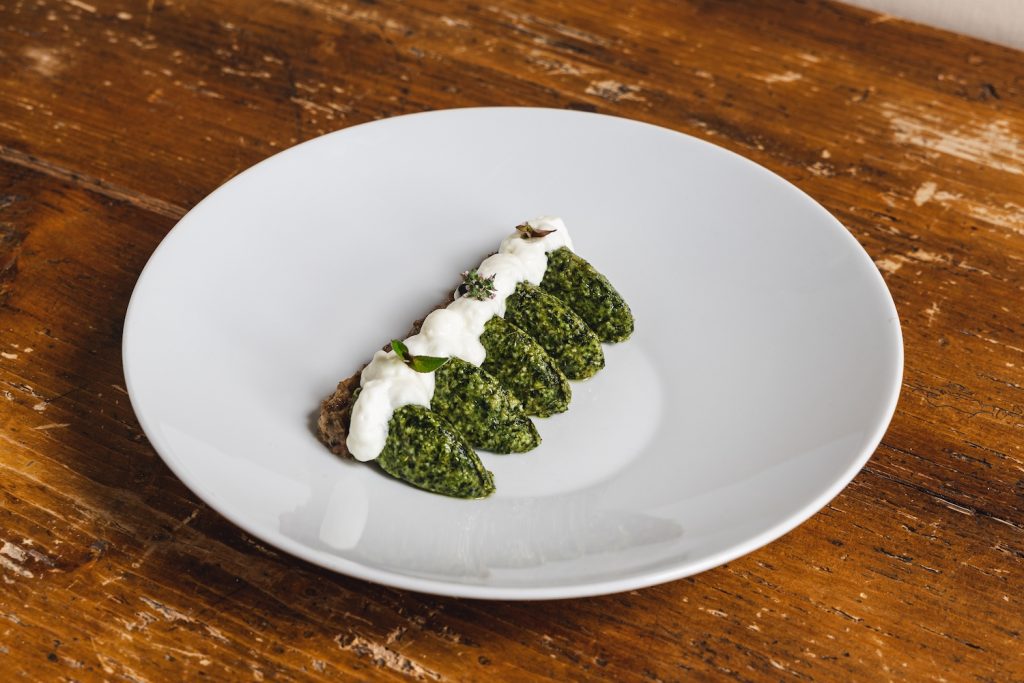 Selleri-gnudi med gåsragu och parmesancreme