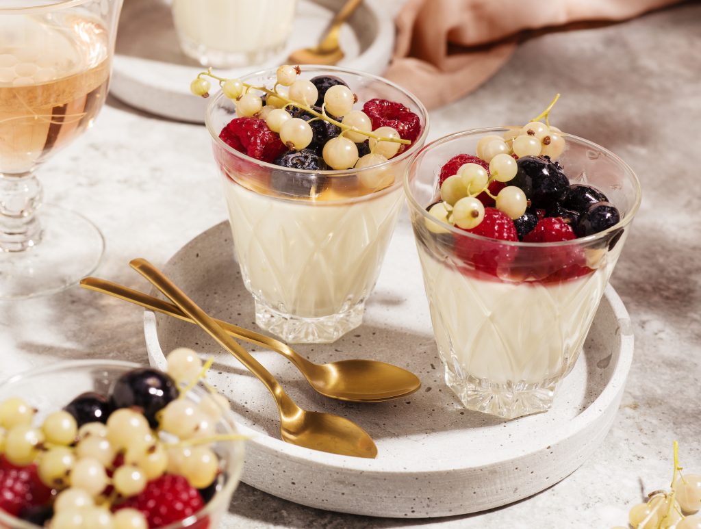 Yoghurt- och gräddpannacotta med smaksatta bär