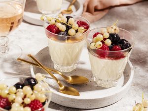 Bild: Yoghurt- och gräddpannacotta med smaksatta bär