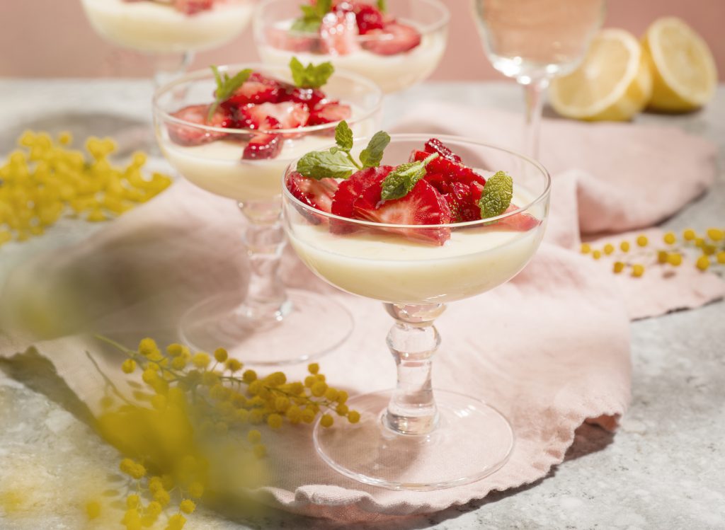 Lemon Posset med jordgubbar