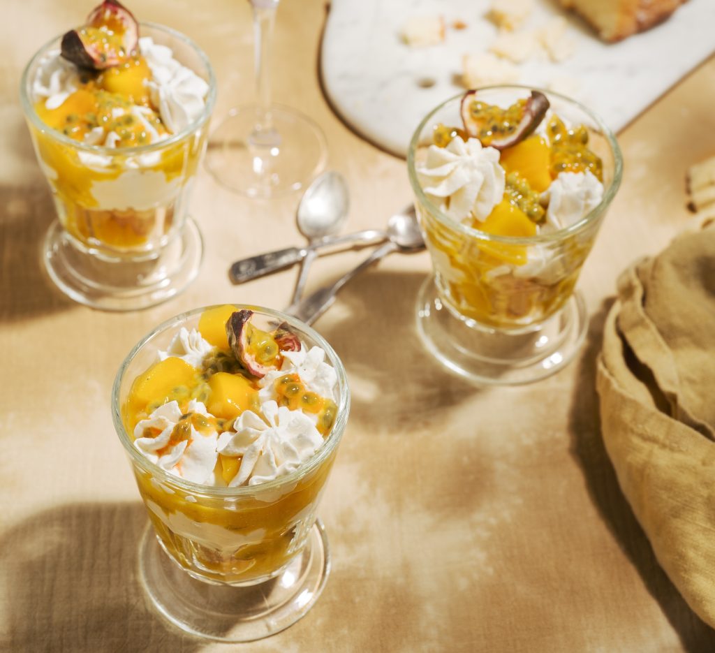 Mango- och passionsfruktstrifle