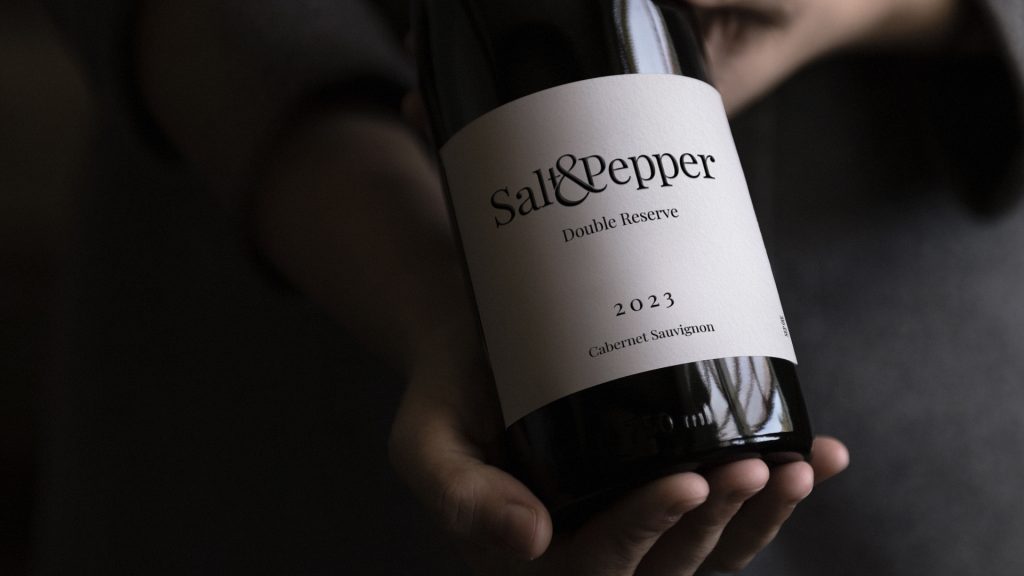 Salt & Pepper Double Reserve Nr 75982 flaska presenterad i handen