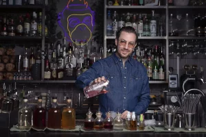Bartendern Johan Evers rör cocktailen A Bright Day i en shaker bakom bardisken
