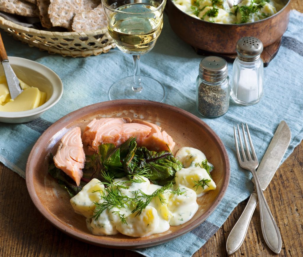 Varmrökt lax med dillstuvad potatis